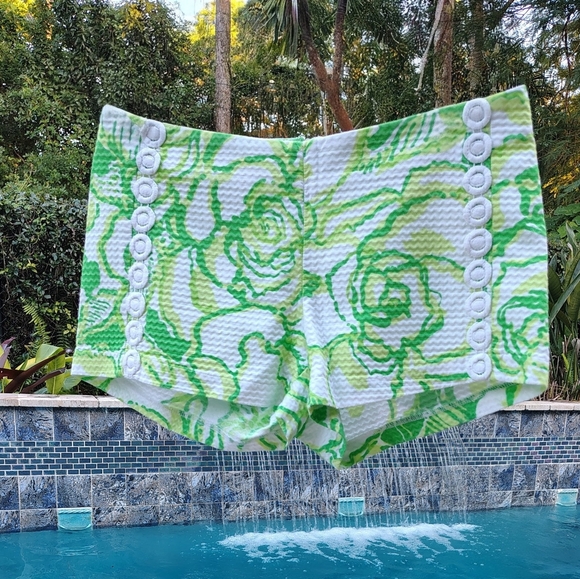 Lilly Pulitzer Pants - Lilly Pulitzer Green & White Abstract Floral Liza Shorts Crochet Trim Sz 2